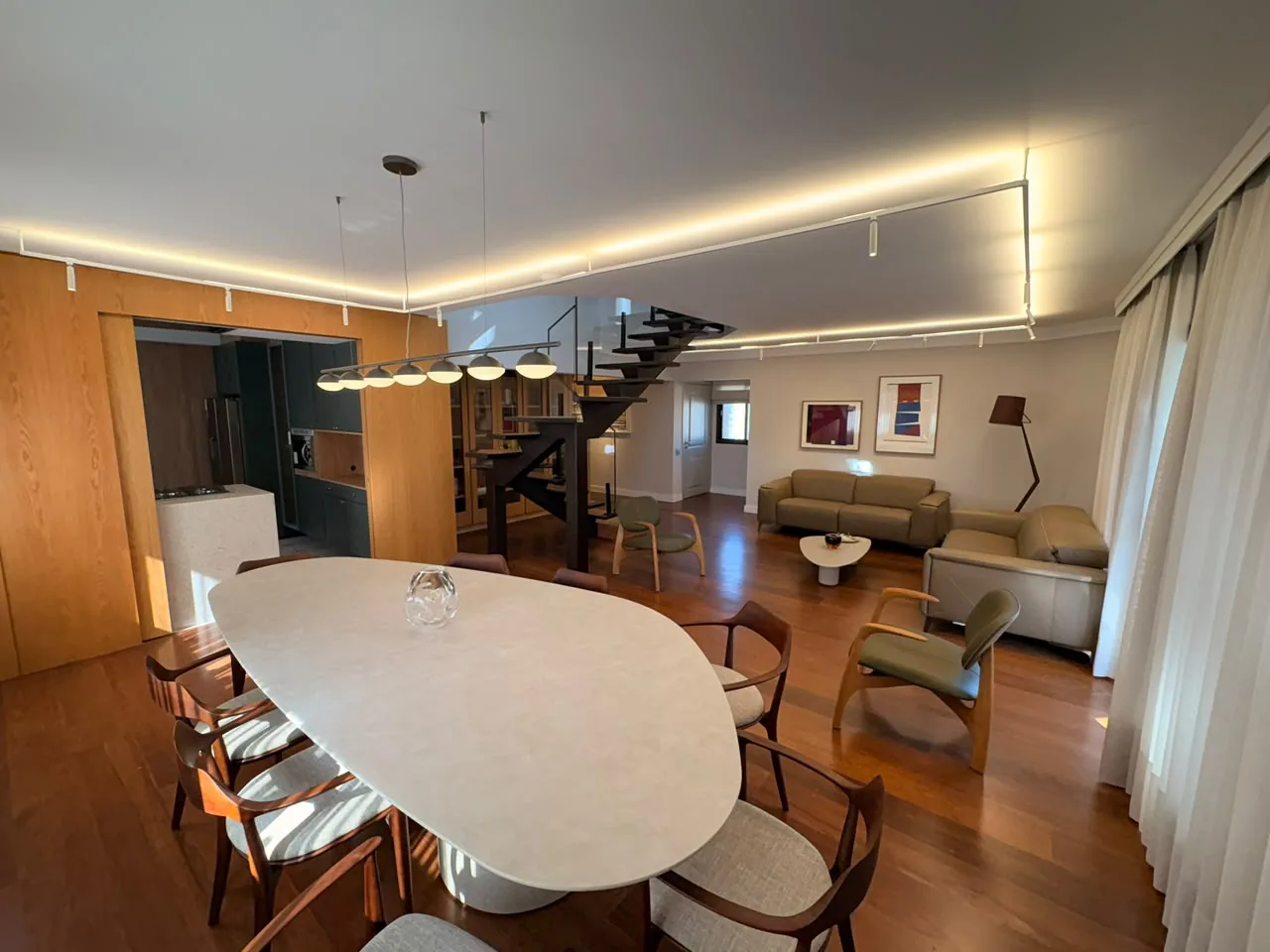 Sala de jantar e estar integradas à cozinha em apartamento reformado